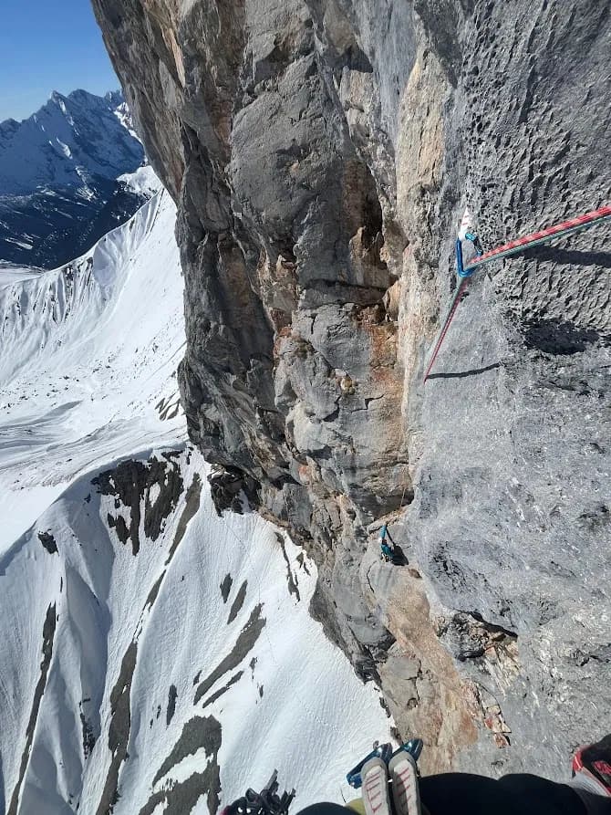Klettern im Frühling bei Schnee an der Schüsselkarspitze nach Zustieg mit Ski