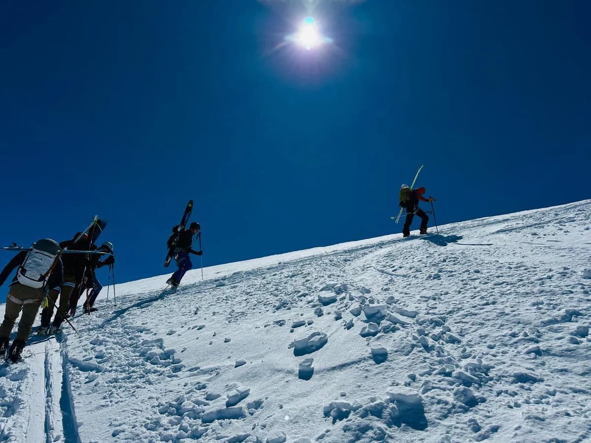 Eine Gruppe mit Bergführer im Aufstieg in der Serpentine