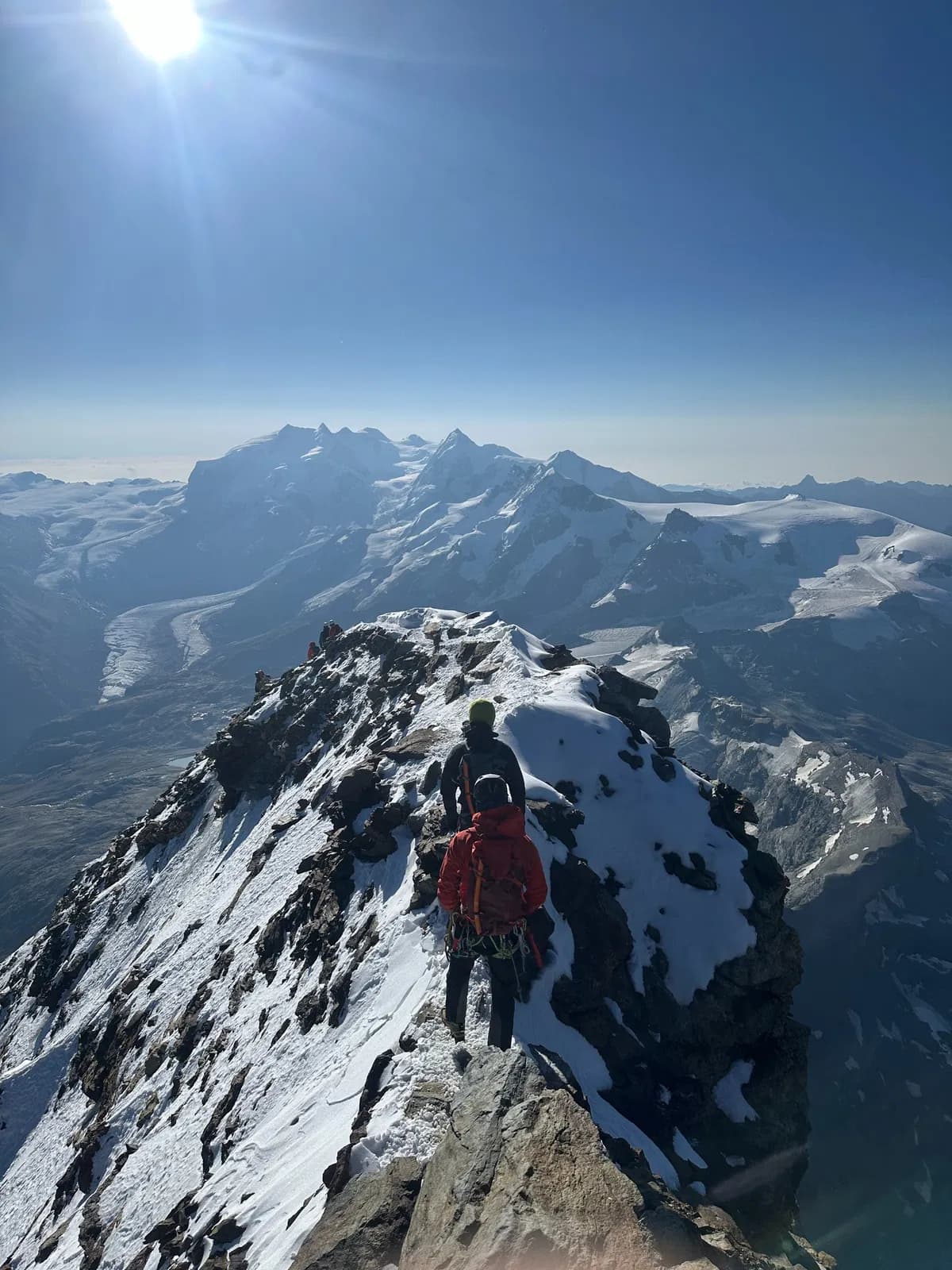 Am Gipfel des Matterhorn haben wir Zeit den Ausblick und unseren Erfolg zu geniessen. 
