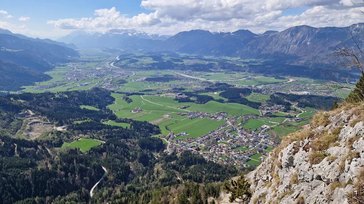 Am Gipfel des Grossen Pölvens geniesst man herrliche Tiefblicke ins Inntal. Gipfelkreuz und zwei Personen daneben.