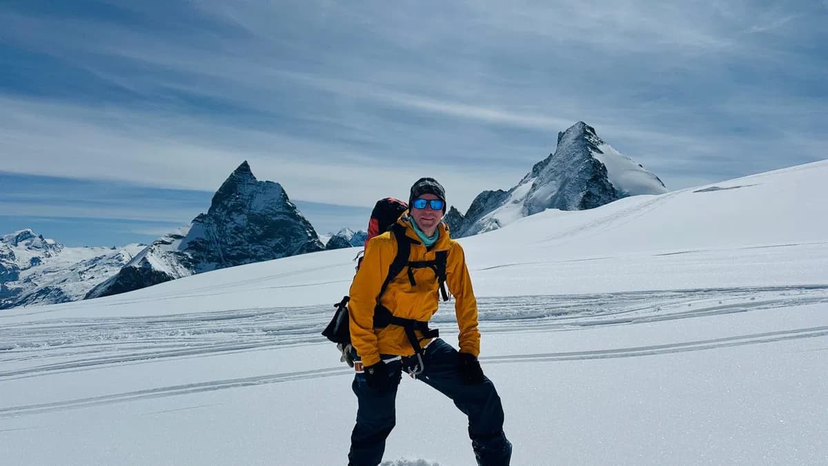 Gast mit Blick auf Matterhorn und Dent d’Hérens auf der Haute Route
