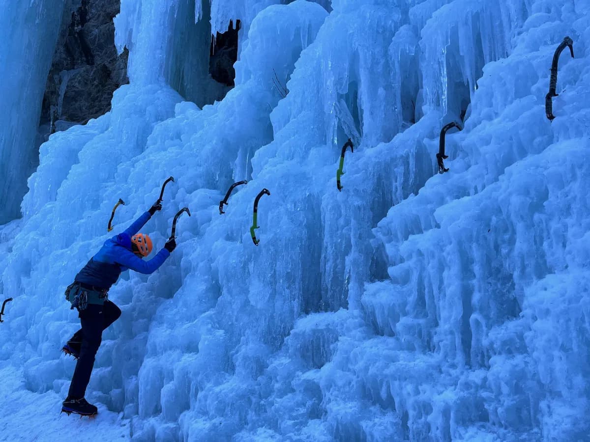 Technikübungen beim Eisklettern im Pitztal
