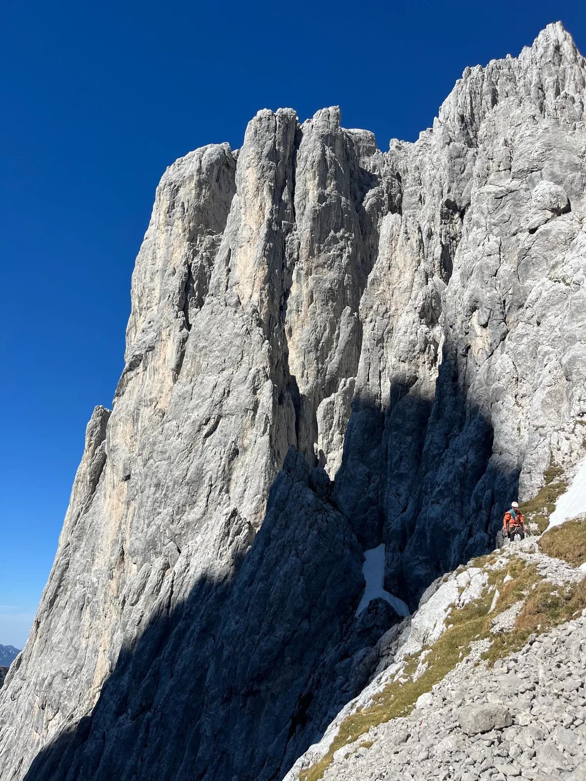 Gast mit Bergführer im Abstieg vom Predigstuhl im Wilden Kaiser nach einer gelungenen Tour