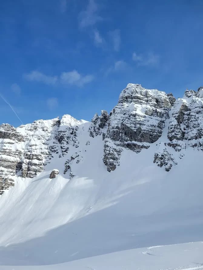 Blick auf unverspurte Hänge vom Serlesjöchel bei einer Skitour