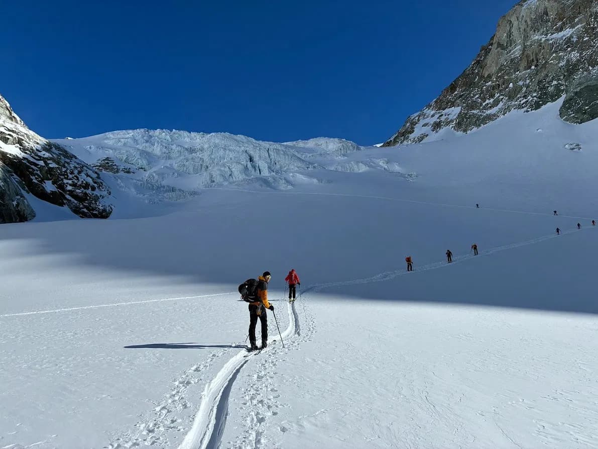 Eine Gruppe mit Bergführer im Aufstieg auf dem Glacier de Serpentine bei der Haute Route