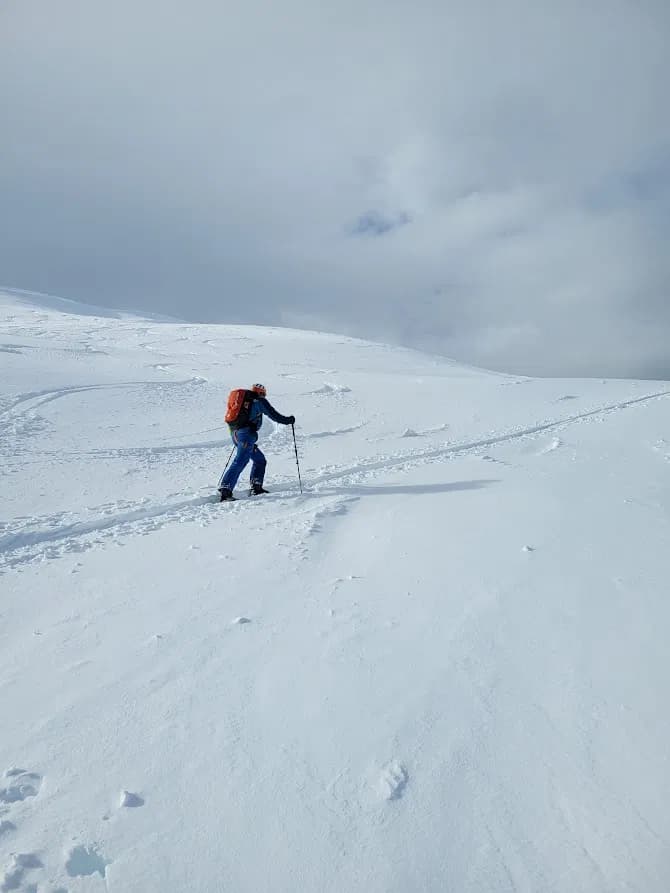 Tourengeher im Aufstieg richtung Serles