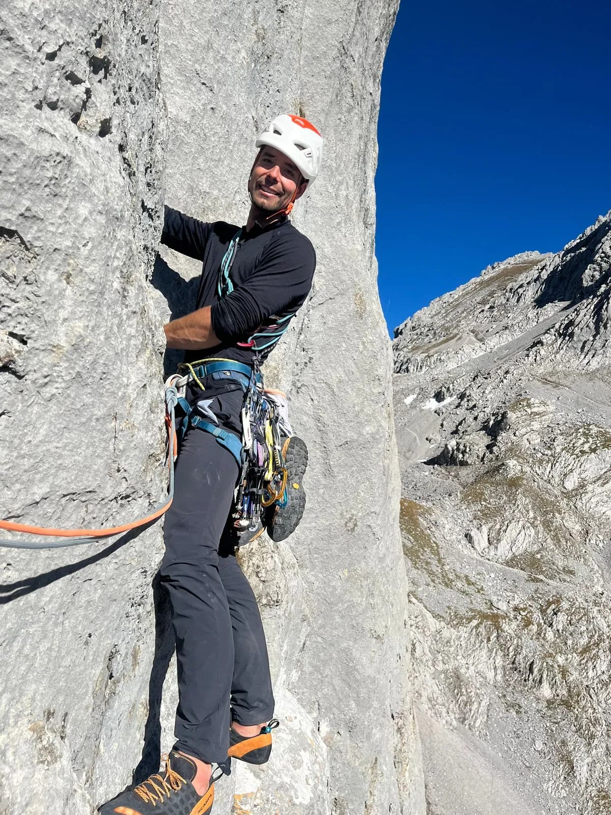 Bergführer beim Klettern im Quergang der Göttner an der Vorderen Karlspitze im Wilden Kaiser