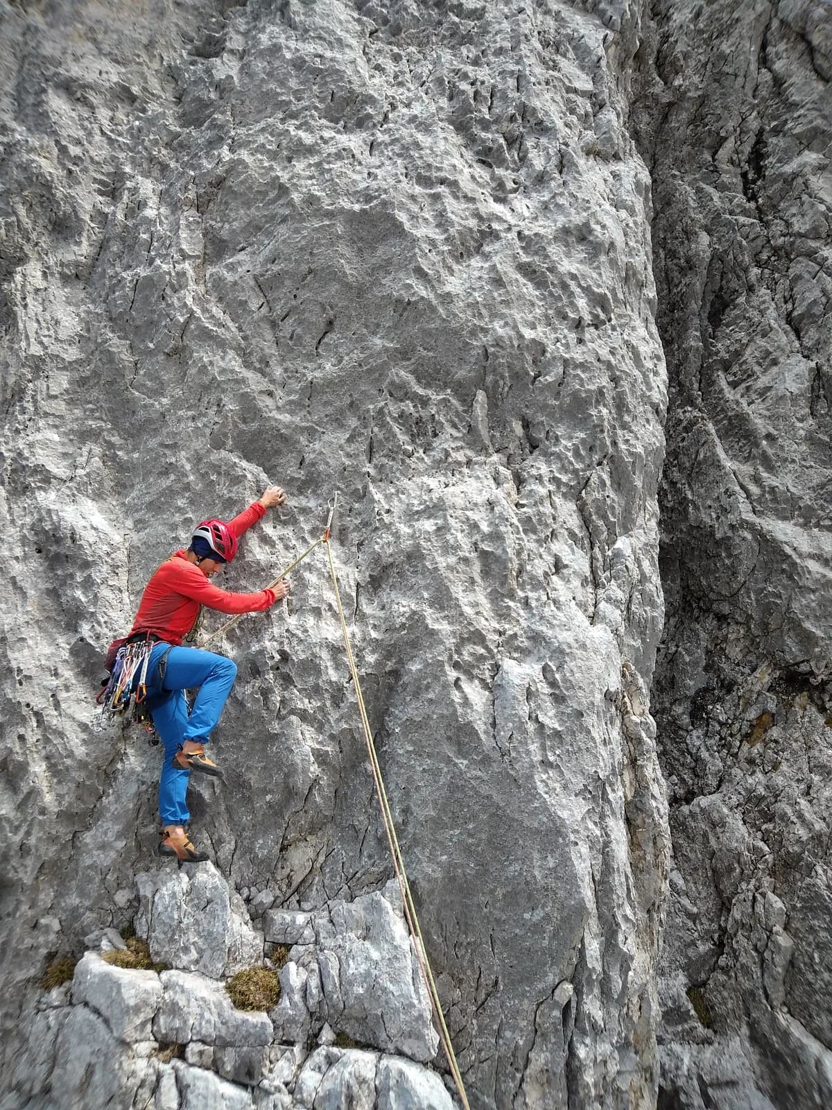 Kletterer im Phantom am Predigstuhl einer anspruchvollen modernen Tour im Wilden Kaiser