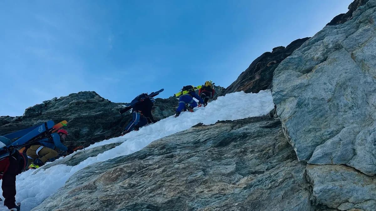 Eine Gruppe auf der Haute Route im Aufsteig zum Col de Mont Brule