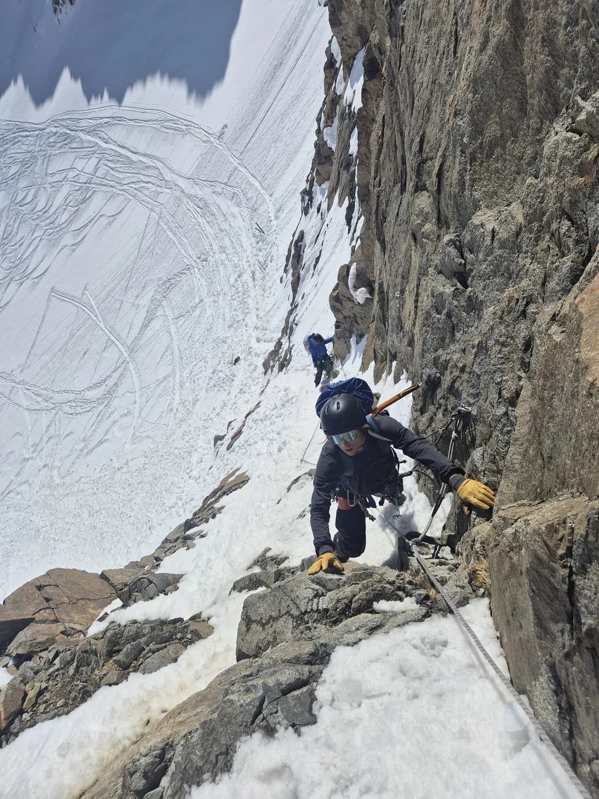 Mit Bergführer am Klettern kurz vor der Kräulscharte nach dem Skidepot von der Inneren Sommerwand