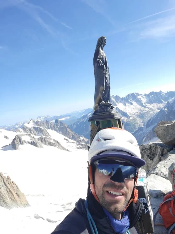 Bergführer am Gipfel der Tour Ronde mit seiner Madonnen Statue