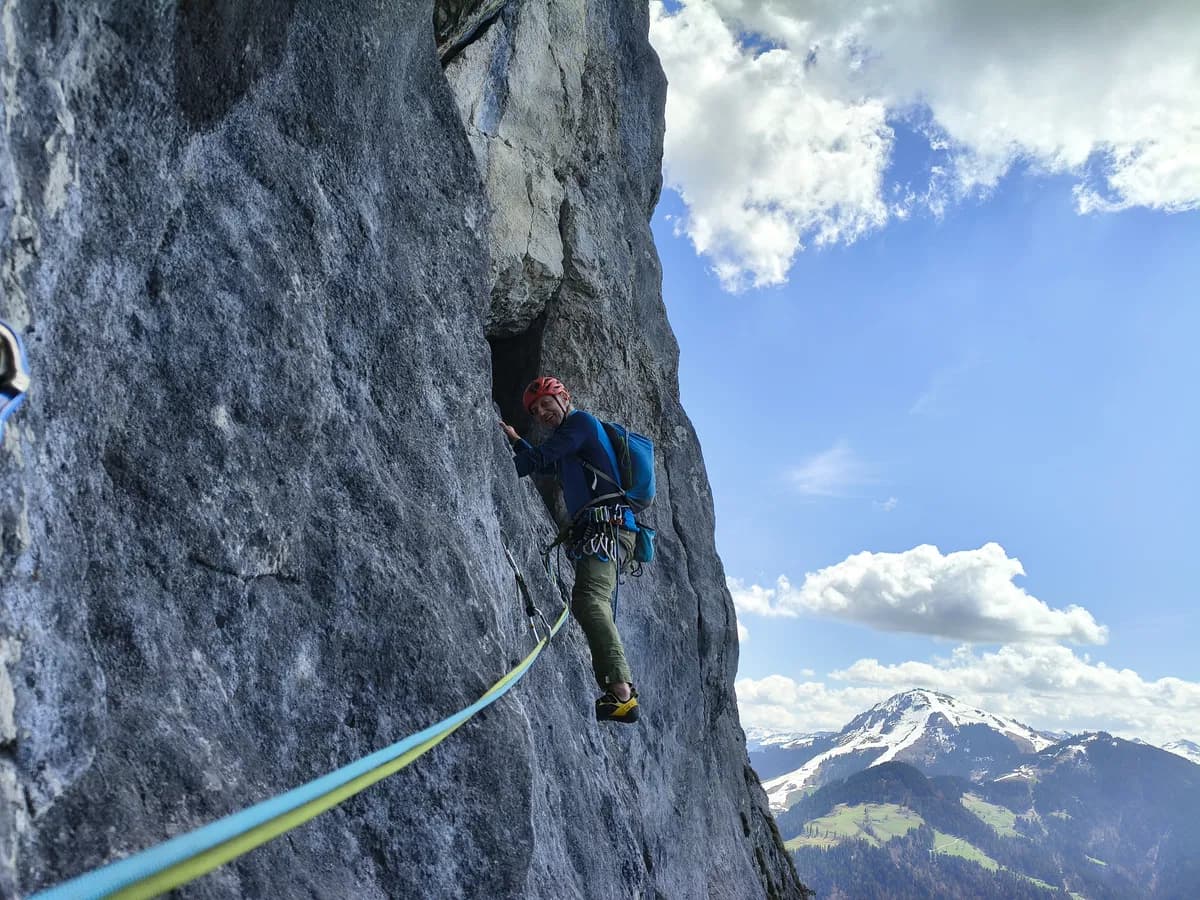Die Route Pölven Rock bietet alles was man will: Guten Fels, Schöne Kletterei und tolle Ausgesetztheit