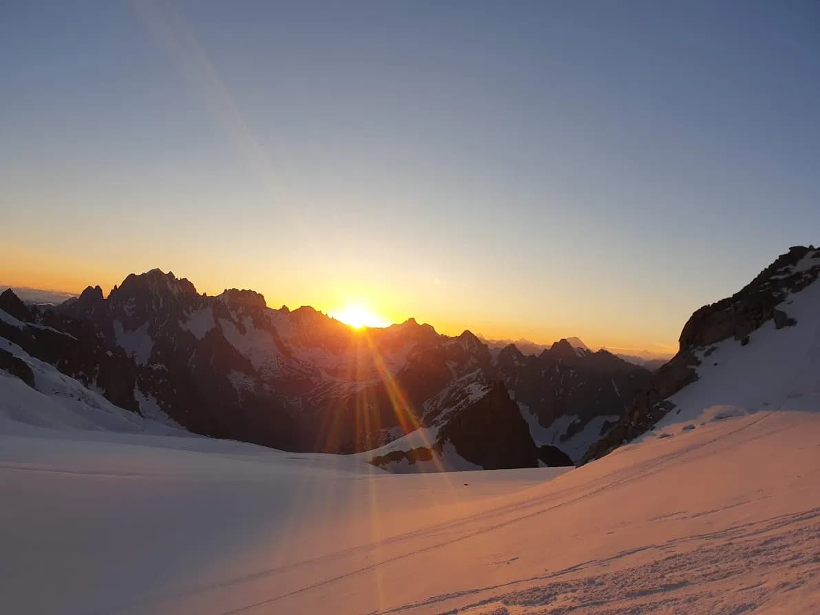 Sonnenaufgang am Weg zum Mont Blanc bei einer Besteigung über die Trois Monts Route 