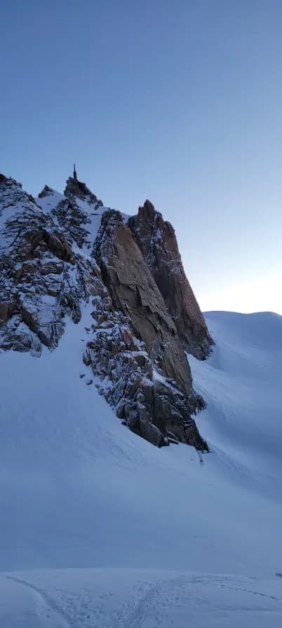 Blick zurück zur Aiguille de Midi von der Cosmique Hütte