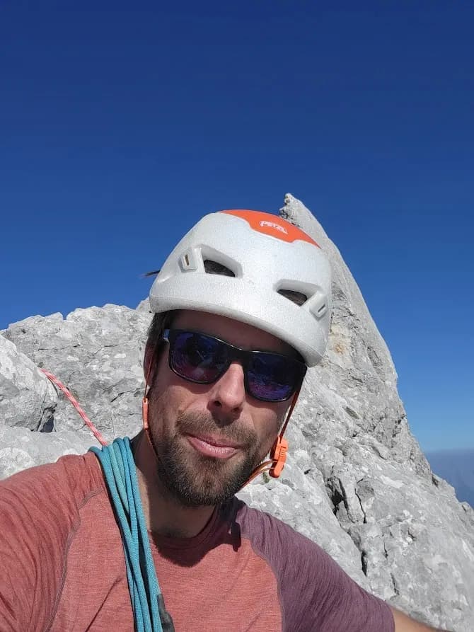 Bergführer am Ausstieg der Route am Westgrat der Schüsselkarspitze nach einer Tour in der Südwand