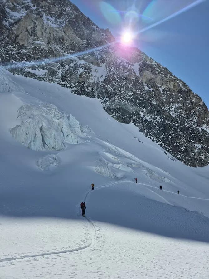 Eine Gruppe mit Bergführer im Aufstieg auf dem Glacier de Serpentine bei der Haute Route