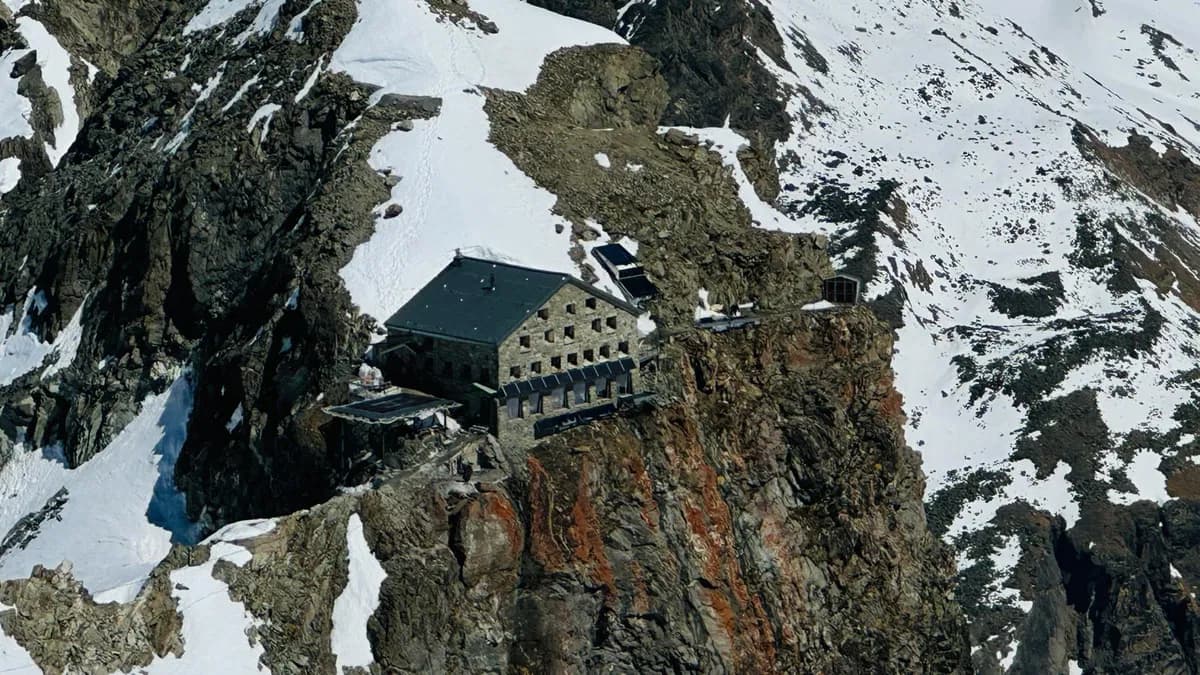 Blick auf die spektakulär gelgene Vignettes Hütte von der Pigne d'Arolla während der Haute Route