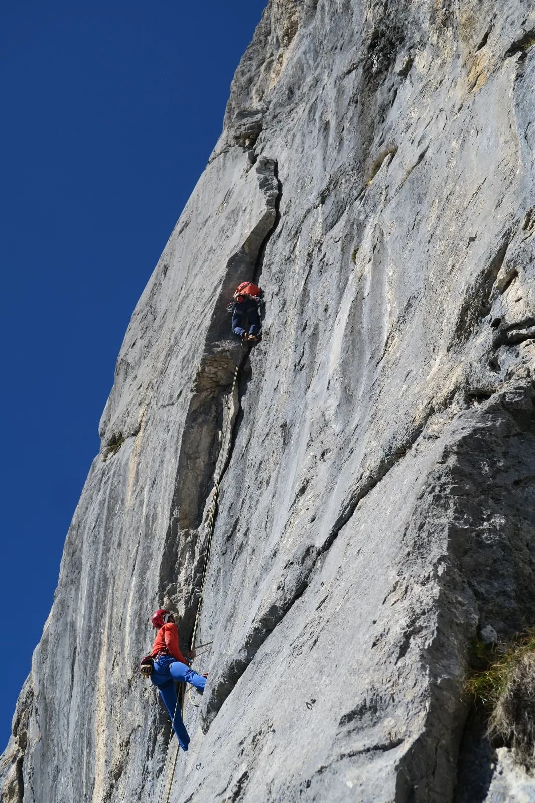 Seilschaft mit Bergführer in der Route Weg der Nasenbohrer an der Schüsselkarspitze